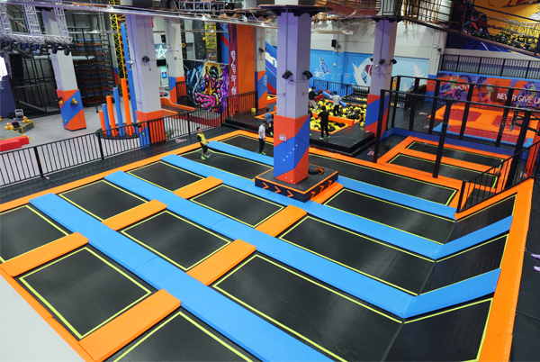 投資蹦床公園，應(yīng)該怎么選擇好的蹦床廠家